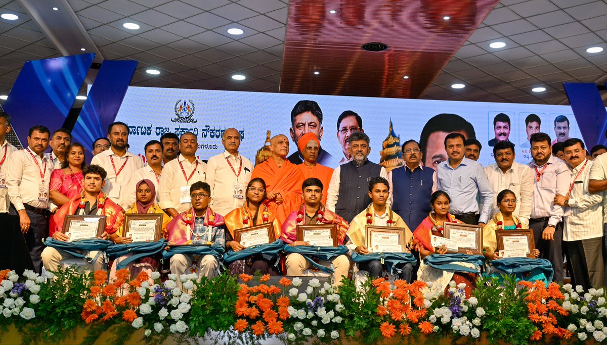 CMofKarnataka's tweet photo. ಕರ್ನಾಟಕ ರಾಜ್ಯ ಸರ್ಕಾರಿ ನೌಕರರ ಸಂಘದ ವತಿಯಿಂದ ಅರಮನೆ ಮೈದಾನದಲ್ಲಿ ಇಂದು ನಡೆದ 'ನಮ್ಮಭಿಮಾನದ ಅಭಿನಂದನಾ ಸಮಾರಂಭ'ದಲ್ಲಿ ಮುಖ್ಯಮಂತ್ರಿ ಶ್ರೀ @DKShivakumar ಅವರು ಭಾಗವಹಿಸಿದರು.

ಈ ಸಂದರ್ಭದಲ್ಲಿ ಆದಿ ಚುಂಚನಗಿರಿ ಮಹಾಸಂಸ್ಥಾನದ ಶ್ರೀ ನಿರ್ಮಲಾನಂದನಾಥ ಸ್ವಾಮೀಜಿ, ಸಿದ್ದಗಂಗಾ ಮಠದ ಶ್ರೀ ಸಿದ್ದಲಿಂಗ ಸ್ವಾಮೀಜಿ, ಉಪಮುಖ್ಯಮಂತ್ರಿಗಳಾದ ಡಾ. ಜಿ. ಪರಮೇಶ್ವರ, ಕರ್ನಾಟಕ ರಾಜ್ಯ ಸರ್ಕಾರಿ ನೌಕರರ ಸಂಘದ ಅಧ್ಯಕ್ಷ ಸಿ.ಎಸ್. ಷಡಾಕ್ಷರಿ, ಎಲ್. ಬೈರಪ್ಪ, ರಮೇಶ್ ಸಂಗಾ, ಅಮೃತ್ ರಾಜ್, ಬಸವರಾಜು ಮತ್ತಿತರರು ಉಪಸ್ಥಿತರಿದ್ದರು.