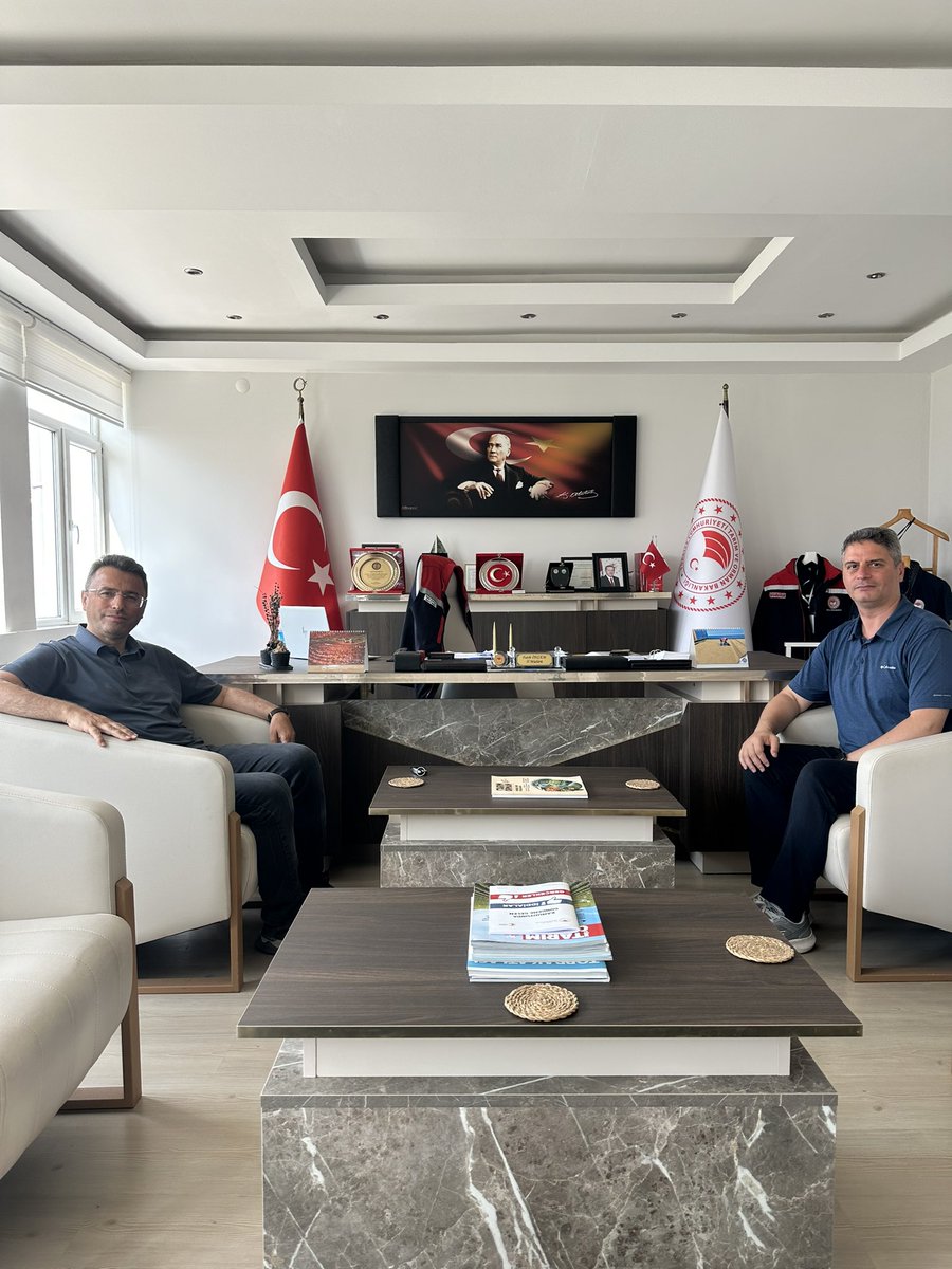 Seyfullahaslntk's tweet photo. Sinop Tarım ve Orman İl müd.Fatih Önlem’i ve mesai arkadaşlmızı ziyaret ettik değerli taleplerini dinleyerek çalışmalar hakkında bilgi alışverişinde bulunduk.🌱💼Tarım ve orman sektörünün gelişimi için insan kaynakları stratejilerimizi etkin bir şekilde sürdürmeye devam edeceğiz. https://t.co/AnFMn7q5kC