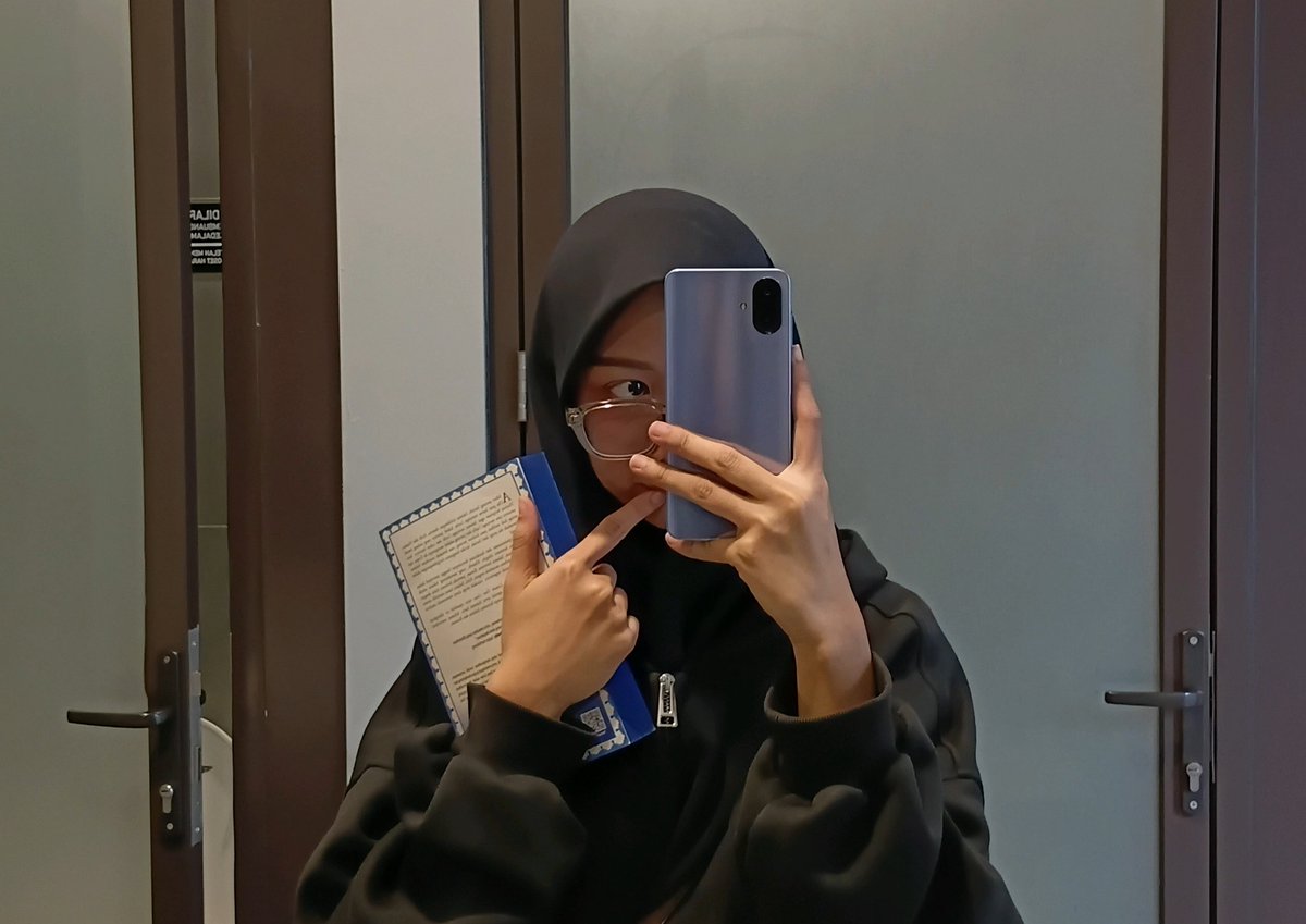 sayiichi's tweet photo. as amways membawa buku kemana-mana. https://t.co/sNhf3RyFae