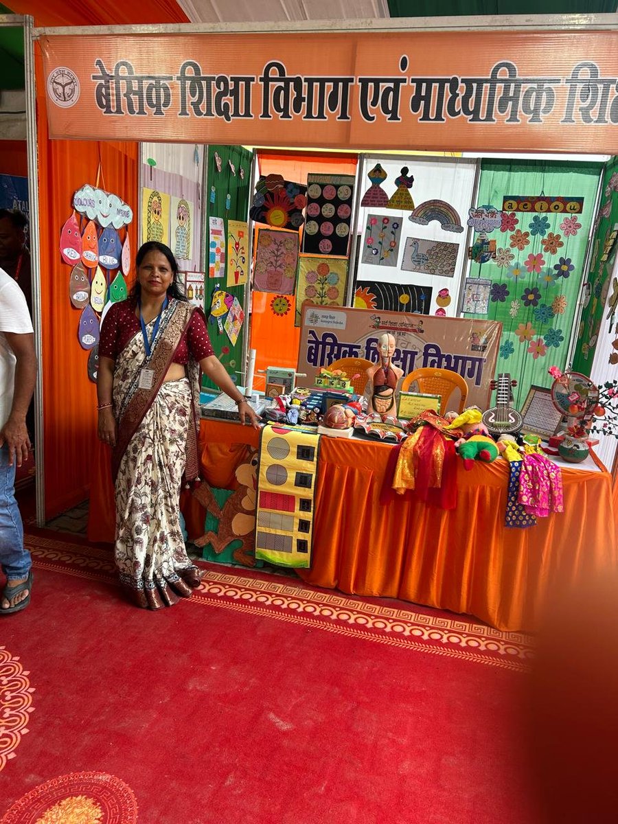 basicshiksha_up's tweet photo. माननीय मुख्यमंत्री श्री @myogiadityanath जी ने अयोध्या के ब्लॉक सोहावल में बेसिक शिक्षा विभाग द्वारा लगाए गए  स्टॉल का अवलोकन किया। 

जहां प्राथमिक विद्यालय विट्ठलपुर मसौधा की प्रधानाध्यापिका अंजू वर्मा ने बच्चों को पपेट के जरिए कैसे कविता औ�� कहानियां सुनाई और सिखाई जाती है, उसका मंचन सीएम के सामने किया। इस मौके पर शिक्षिका पूजा मौर्या भी मौजूद रही।

#SchoolChaloAbhiyanUP #SchoolEducation #SamagraShiksha #BasicEducationUP #BasicShikshaUP