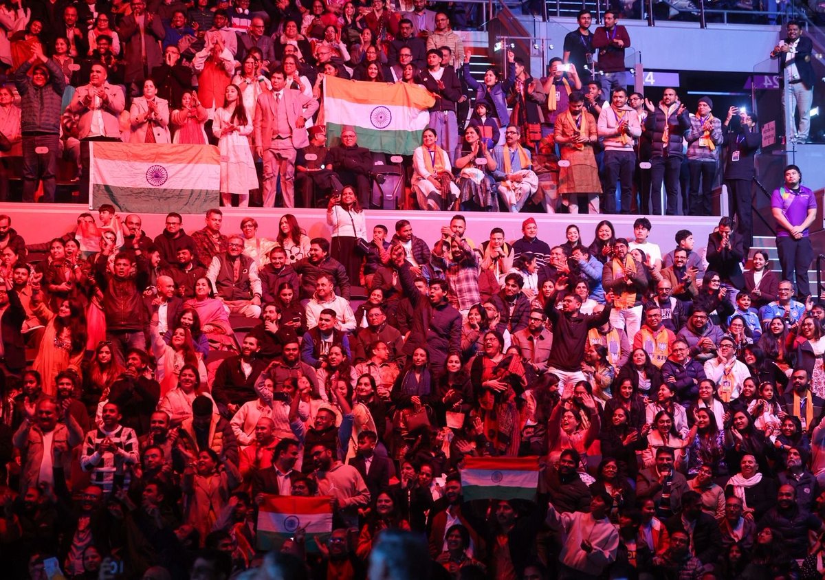 BJP4India's tweet photo. PM Modi and the Indian community in Auckland turned Spark Arena into a sea of pride and joy. 

𝐔𝐧𝐟𝐨𝐫𝐠𝐞𝐭𝐭𝐚𝐛𝐥𝐞 𝐯𝐢𝐛𝐞𝐬 𝐟𝐫𝐨𝐦 '𝐊𝐢𝐚 𝐎𝐫𝐚 𝐌𝐨𝐝𝐢' – 𝐰𝐡𝐞𝐫𝐞 𝐡𝐞𝐚𝐫𝐭𝐬 𝐛𝐞𝐚𝐭 𝐚𝐬 𝐨𝐧𝐞 𝐟𝐨𝐫 𝐁𝐡𝐚𝐫𝐚𝐭! ⬇️ https://t.co/kozXgr3EJY