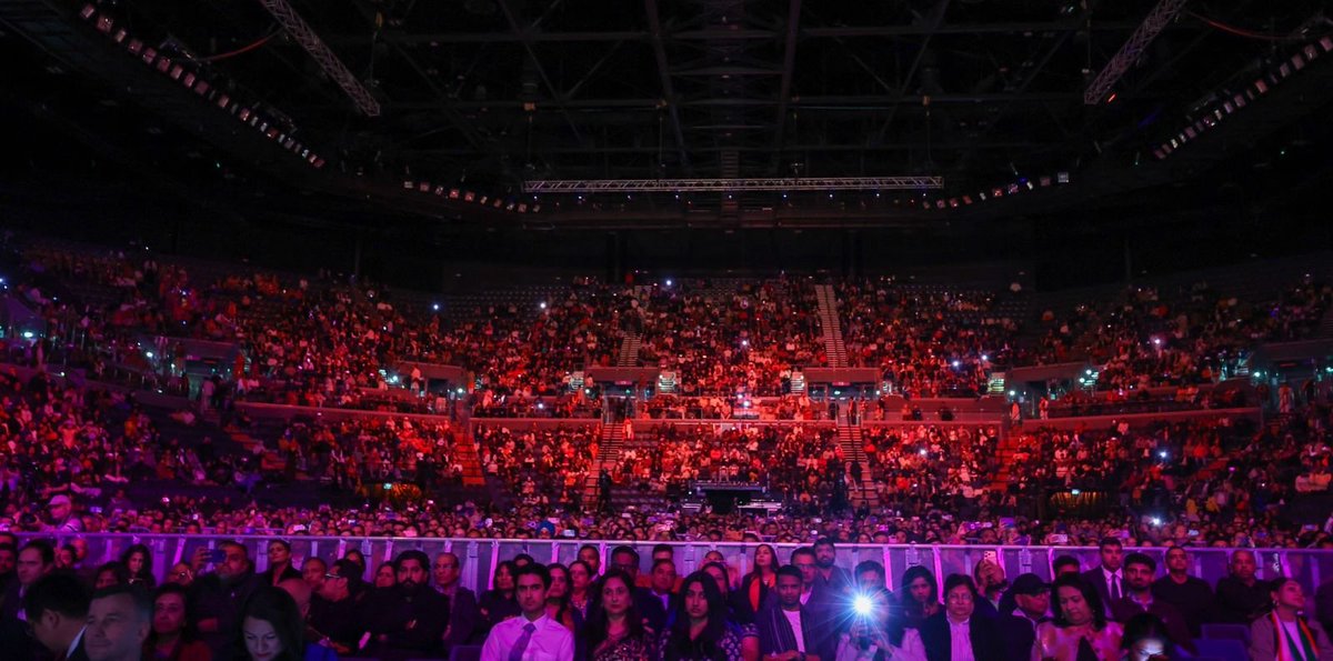 BJP4India's tweet photo. PM Modi and the Indian community in Auckland turned Spark Arena into a sea of pride and joy. 

𝐔𝐧𝐟𝐨𝐫𝐠𝐞𝐭𝐭𝐚𝐛𝐥𝐞 𝐯𝐢𝐛𝐞𝐬 𝐟𝐫𝐨𝐦 '𝐊𝐢𝐚 𝐎𝐫𝐚 𝐌𝐨𝐝𝐢' – 𝐰𝐡𝐞𝐫𝐞 𝐡𝐞𝐚𝐫𝐭𝐬 𝐛𝐞𝐚𝐭 𝐚𝐬 𝐨𝐧𝐞 𝐟𝐨𝐫 𝐁𝐡𝐚𝐫𝐚𝐭! ⬇️ https://t.co/kozXgr3EJY