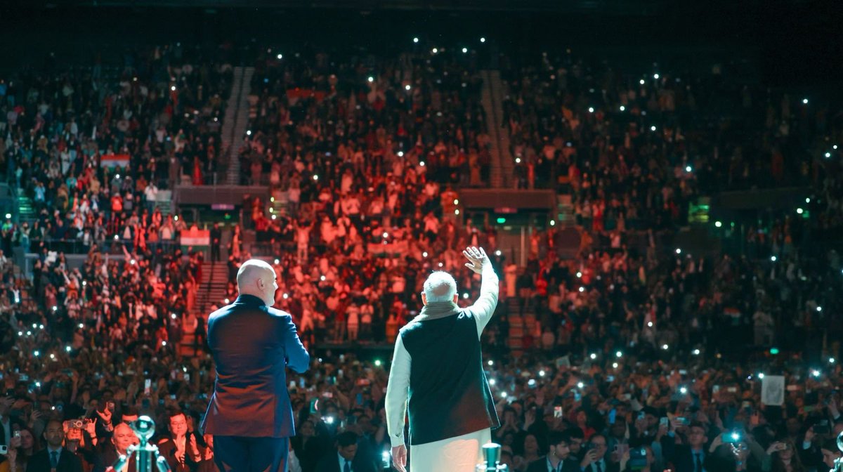 BJP4India's tweet photo. PM Modi and the Indian community in Auckland turned Spark Arena into a sea of pride and joy. 

𝐔𝐧𝐟𝐨𝐫𝐠𝐞𝐭𝐭𝐚𝐛𝐥𝐞 𝐯𝐢𝐛𝐞𝐬 𝐟𝐫𝐨𝐦 '𝐊𝐢𝐚 𝐎𝐫𝐚 𝐌𝐨𝐝𝐢' – 𝐰𝐡𝐞𝐫𝐞 𝐡𝐞𝐚𝐫𝐭𝐬 𝐛𝐞𝐚𝐭 𝐚𝐬 𝐨𝐧𝐞 𝐟𝐨𝐫 𝐁𝐡𝐚𝐫𝐚𝐭! ⬇️ https://t.co/kozXgr3EJY