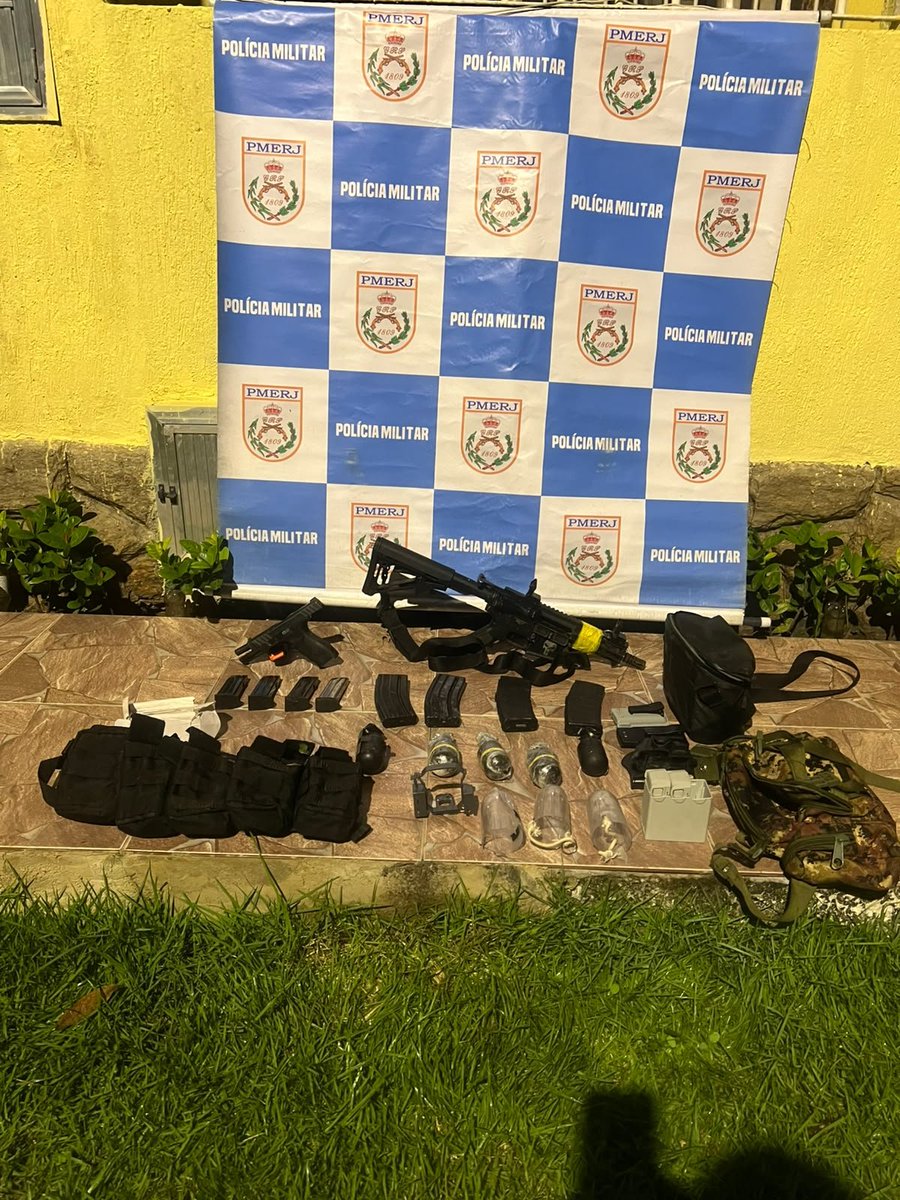 PMERJ's tweet photo. Policiais do #31BPM prenderam três criminosos e apreenderam um fuzil, uma pistola, cinco granadas, dispositivos utilizados na adaptação de drones para lançamento de granadas, carregadores, baterias de drones e outros materiais na comunidade do Pombo Sem Asa, em Vargem Grande. (+) https://t.co/L38bxm2APF