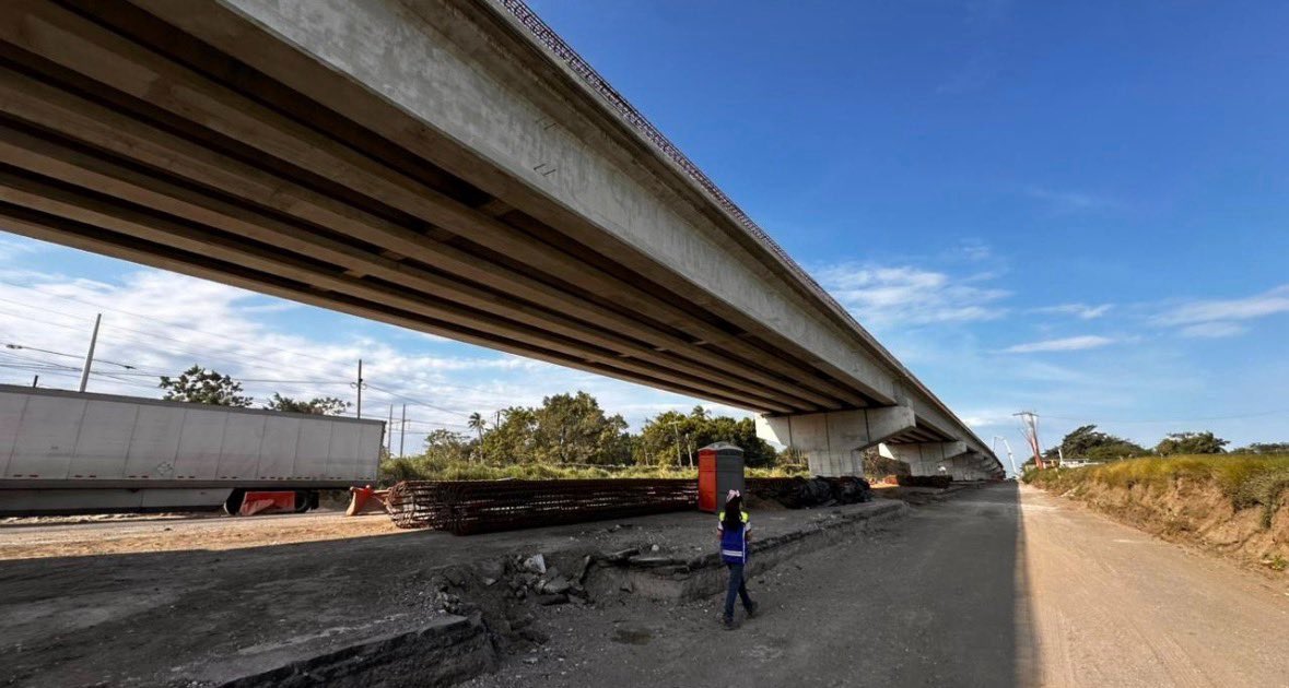 Arturohfidalgo's tweet photo. Las grandes obras no se califican el día de su inauguración.

Su evaluación auténtica se inicia al entrar en servicio y se mantiene en un nivel satisfactorio durante dos, tres o incluso cinco décadas.

Espero que esta infraestructura proporcione durante un extenso período el servicio para el cual fue proyectada y que esta inversión impulse a Veracruz a alcanzar su destino como el puerto industrial y comercial más grande e importante del país.