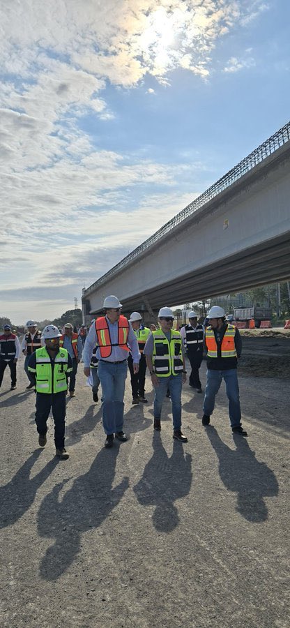 Arturohfidalgo's tweet photo. Las grandes obras no se califican el día de su inauguración.

Su evaluación auténtica se inicia al entrar en servicio y se mantiene en un nivel satisfactorio durante dos, tres o incluso cinco décadas.

Espero que esta infraestructura proporcione durante un extenso período el servicio para el cual fue proyectada y que esta inversión impulse a Veracruz a alcanzar su destino como el puerto industrial y comercial más grande e importante del país.