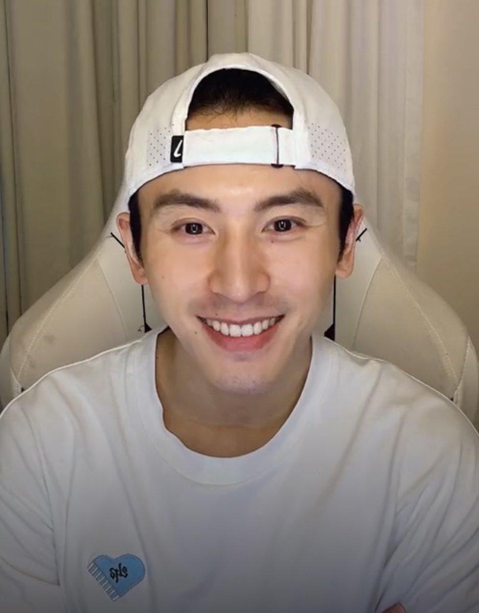 gardenianights's tweet photo. Looking so handsome during today’s livestream #ZhangZhehan #张哲瀚 https://t.co/ckit4ZfyFc