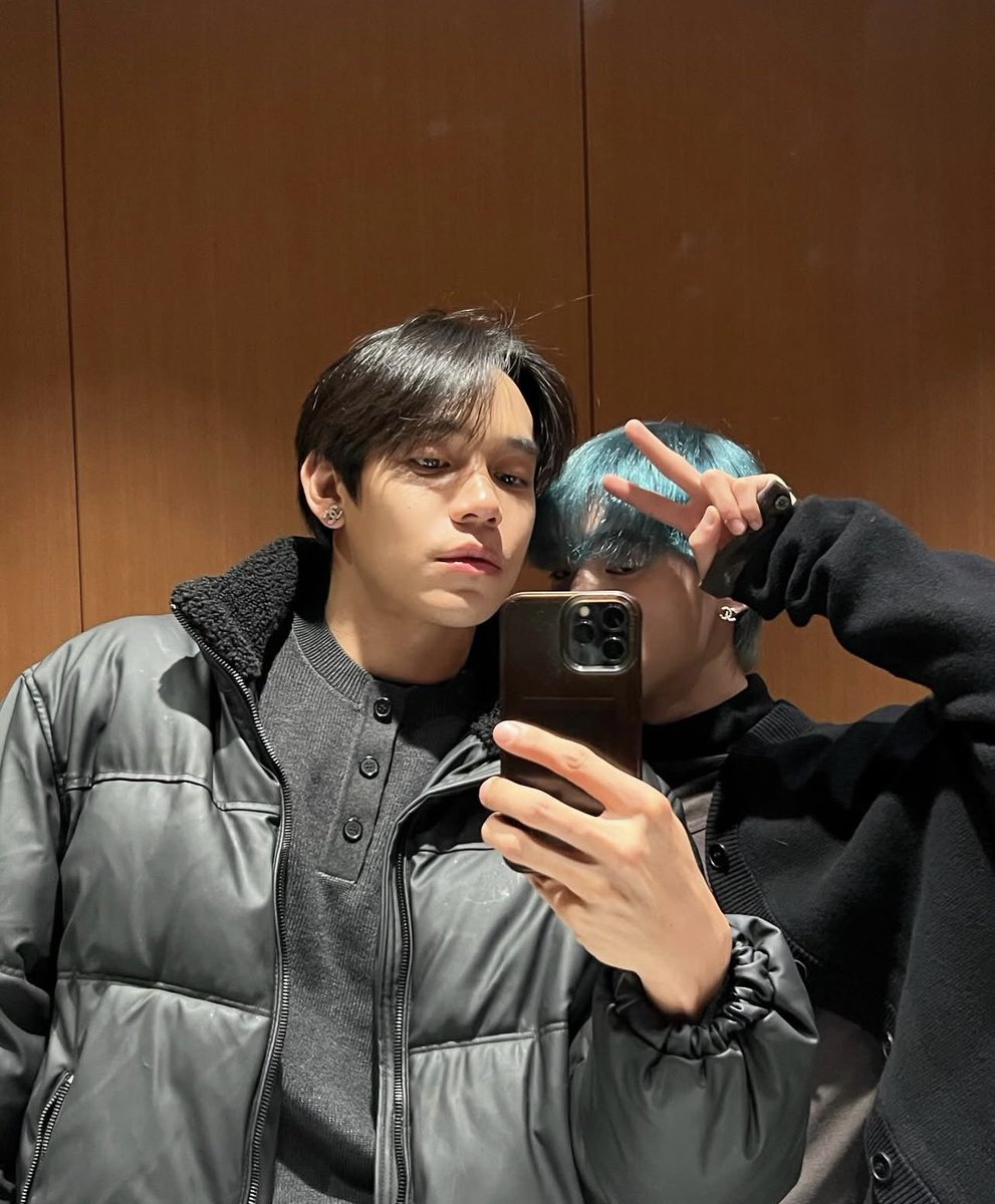 luvbierd's tweet photo. ที่แซวๆกันเรื่องแชร์ต่างหูใส่ด้วยกันคือคอนเฟิร์มจากวงในแล้วว่าเรื่องจริง พฤติกรรมเหมือนสิ่งนั้นมาก เหลือเรื่องเดียวแล้วที่รอคอนเฟิร์ม 😔(น้องโอ๊ตบอกได้เลยค่ะ) https://t.co/7kldSjqKDm