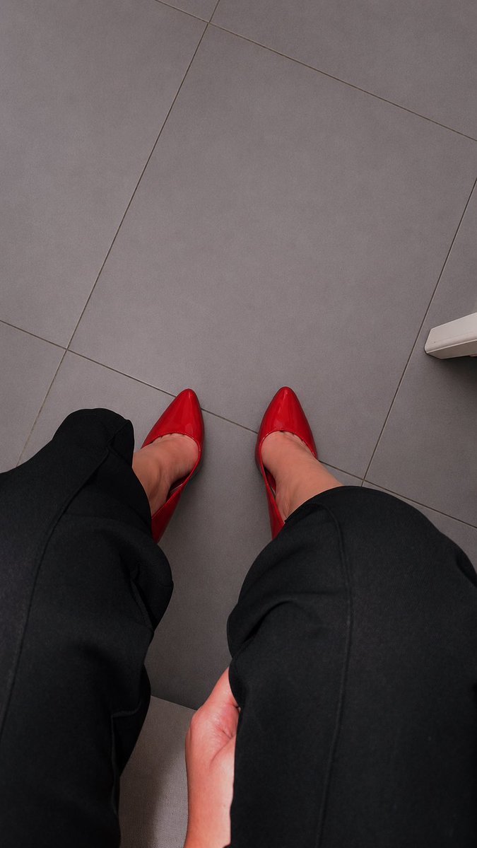 Onlymiss_elisee's tweet photo. Red pumps zeggen alles zonder een woord. Elegant, verleidelijk en altijd in controle. ❤️👠 #Mistress #RedPumps #Power #Femdom https://t.co/Rpwhs2J4g3