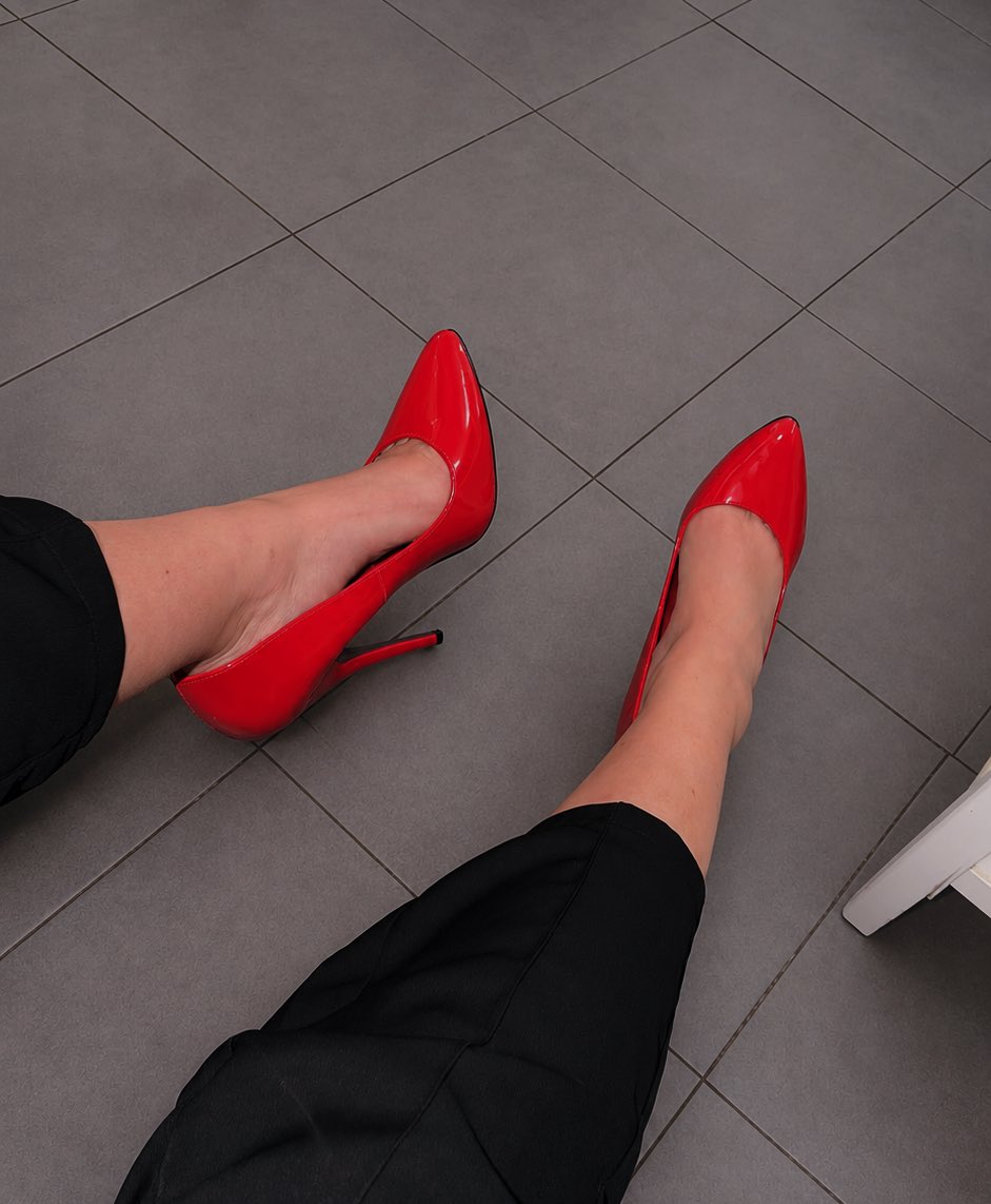 Onlymiss_elisee's tweet photo. Red pumps zeggen alles zonder een woord. Elegant, verleidelijk en altijd in controle. ❤️👠 #Mistress #RedPumps #Power #Femdom https://t.co/Rpwhs2J4g3