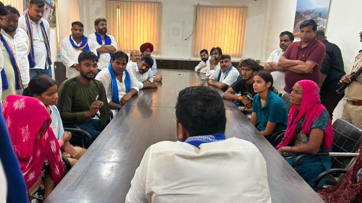 Uplive83's tweet photo. 20 जुलाई से संसद का सत्र प्रारंभ हो रहा है। मैं ललिता गौतम का मामला सदन में पूरी मजबूती से उठाऊंगा। वहां भी पीड़ित परिवार की आवाज नहीं सुनी गई तो सदन के बाहर भी लोकतांत्रिक तरीके से आंदोलन करूंगा
हमारा संकल्प स्पष्ट है ललिता गौतम के परिवार को न्याय दिलाकर ही रहेंगे @BhimArmyChief https://t.co/5Fr0kri2UL