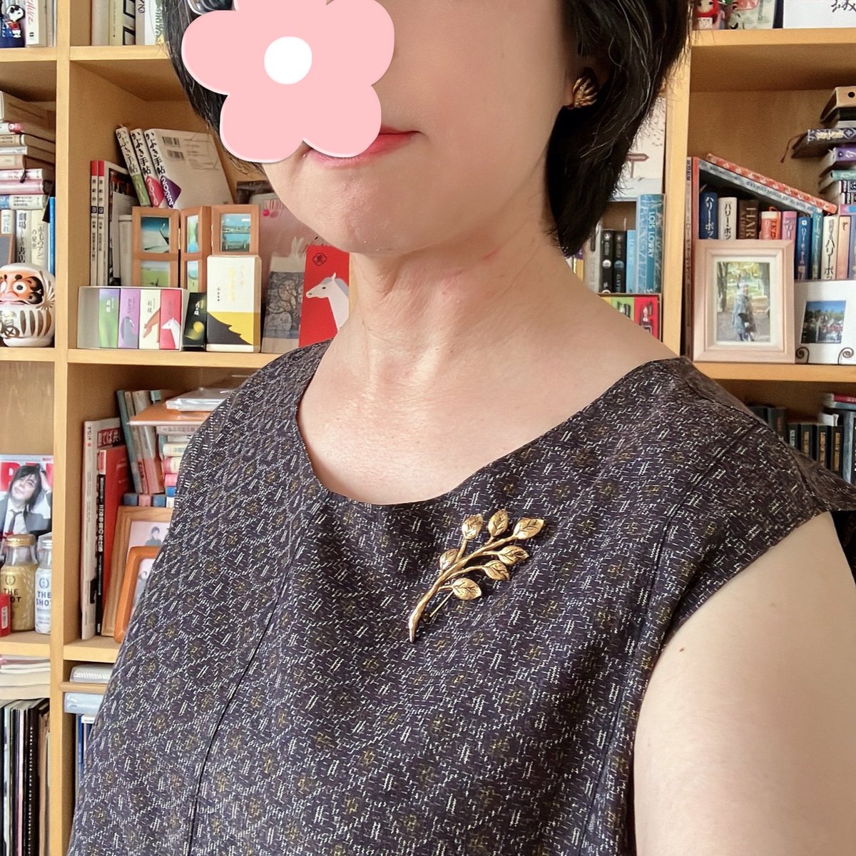 mr_mist75's tweet photo. 家族のお祝いの会食なので、母の手による着物リメイクのワンピースをひさしぶりに着ました。
アクセサリーはゴールドで。
#お洋服 https://t.co/JSplaNFQNf