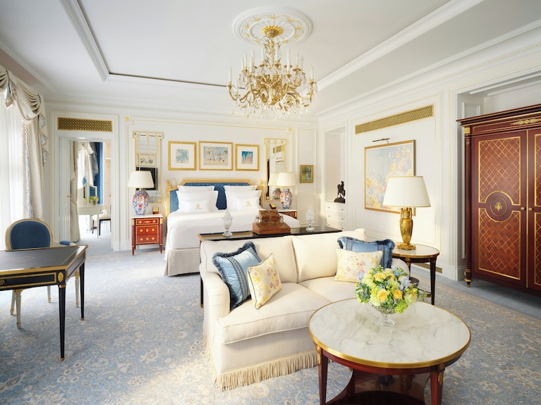 cppluxury's tweet photo. THE RITZ LONDON unveils stunningly renovated rooms and suites, part of its massive renovation 

The Ritz London is undergoing a £300 million transformation.

#TheRitzLondon #London #CesarRitz #luxuryhotels #luxuryhospitality #luxury #hotels #luxurysuites #SuiteLife @theritzlondon https://t.co/wR8wppf0pN