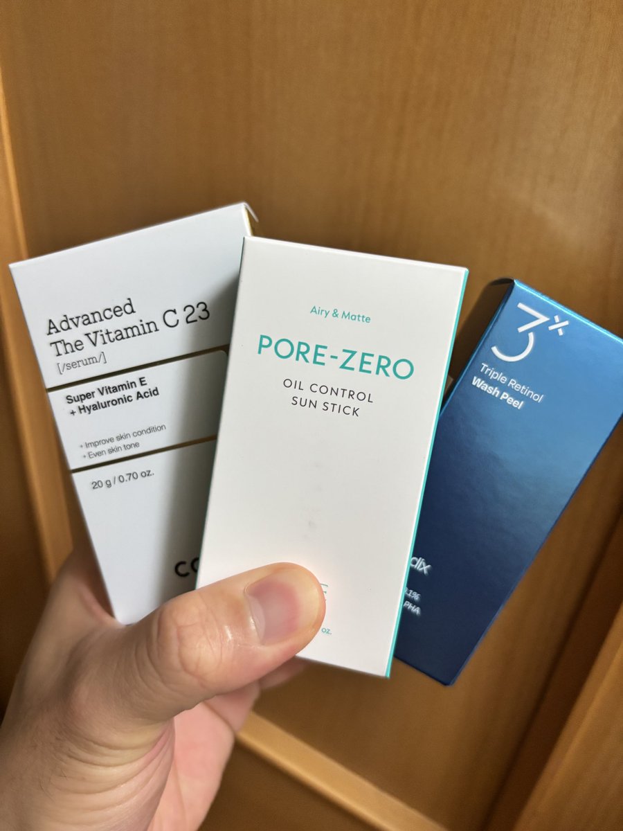 jakennoukoooo's tweet photo. 誕生日配信で自分になんか買うためにみんなに聞いたらオススメされた美容液やら日焼け止めやら届いた！
今年度はお肌に気を使うで
今晩レチノール使ってみる https://t.co/Iegu5TFeAT