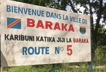 AmisiMusada's tweet photo. #GuerreRDC: «LES MILITAIRES DES #FARDC ONT FUIT LE FRONT» a fait savoir le maire de la ville de Baraka (Lambert Bwisemene Wilondja).
Une pratique qui aurait occasionné la chute du village stratégique de #Mulima, le #PointZéro et plusieurs autres dans les hauts plateaux de Fizi et de Mwenga entre les mains des rebelles de l'#AFC_M23 soutenu par le #RWANDA.
Selon plusieurs témoignages, toutes les zones occupées par le #Rwanda et ses supplétifs du #M23 aujourd'hui à l'Est de la RDC, ont été prises sans aucune résistance offensive des #FARDC. Ils ne font qu'abandonner leurs positions. Cela se ferait sur ordre des hauts gradés quand les rebelles s'approchent d'eux.
L'incarcération de plus d'une cinquantaine de ces hauts gradés à la prison militaire de #Ndolo/Kinshasa semble n'avoir pas arrêter cette hémorragie.
Malgré les affrontements en cours et la panique dans les territoires de Fizi et Mwenga en province du #SudKivu, le maire de #BARAKA a précisé que «l'ennemie est loin de Baraka à plus de 40Km».
@MONUSCO @FARDC_officiel @FARDC_Info
@DEBOUTRDC2 @BRubango @JeanClaudekat2 @KimKimuntu @Pasco1419 @USAmbDRC @UNHumanRights