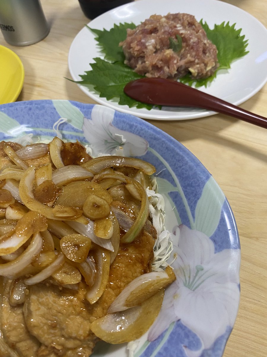 QMpit's tweet photo. 昨日の夜ごはん
かつおをなめろうにしました🐟
あとは豚肉スタミナ焼き🐷
あまったなめろうはだんごにして味噌汁にin
出汁でてしょうががきいて美味かった🤤 https://t.co/bAGMMMlsTB