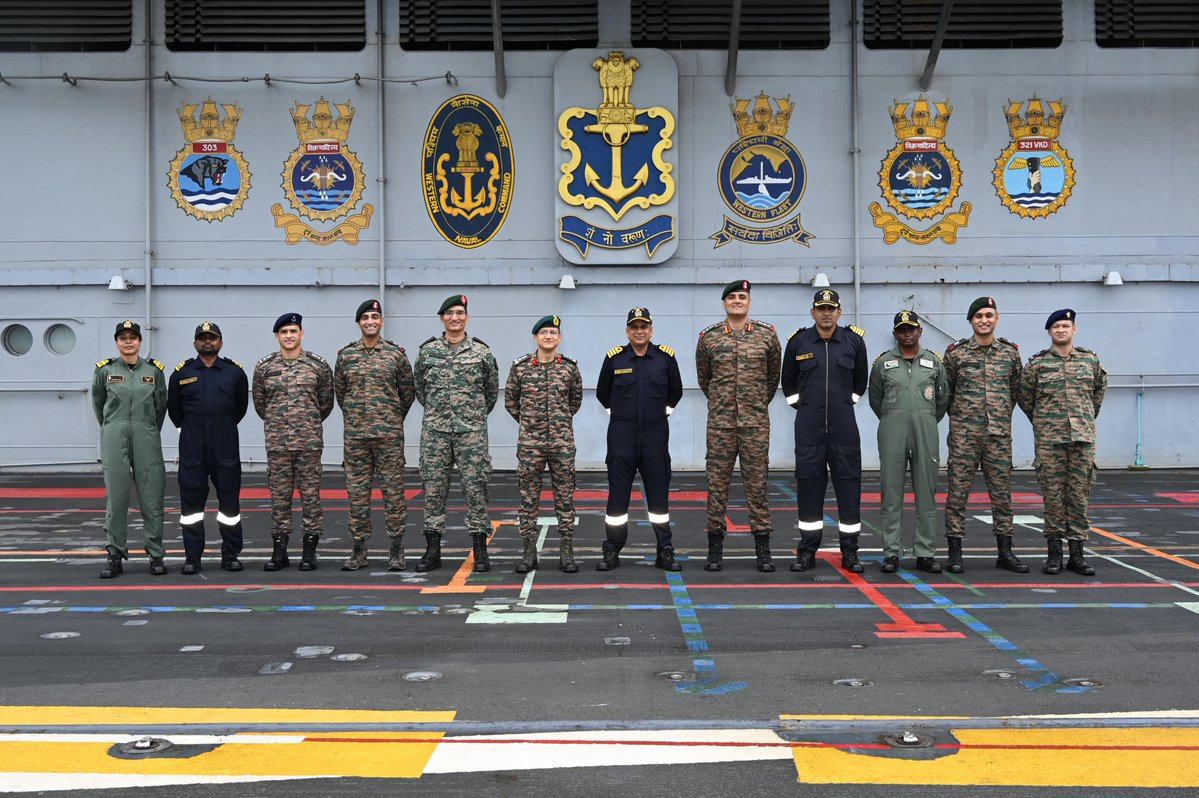 IN_WesternFleet's tweet photo. "Different Uniforms, Same Resolve."

#Vikramaditya was honoured to host the personnel and families of the #BiharRegiment. A highly meaningful exchange of maritime and infantry perspectives, and a great experience for the extended military family.

#IndianNavy #IndianArmy

@indiannavy
@IndiannavyMedia
@IN_WNC
@IN_WesternFleet