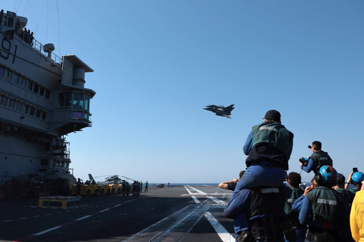 top_force's tweet photo. ⚓️🇫🇷 #FLOTLOG #GAN Deux #BRF @MarineNationale mobilisés pour ravitailler le Charles de Gaulle @French_CSG et son escorte, un défi logistique https://t.co/8rUHb4iHmu https://t.co/c0HKfNxnWG