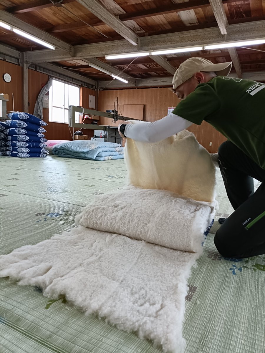 okazaki_futon's tweet photo. 🧑🏻「綿100%のまくら好評だったからポストしよ！」
📨「わたしも買いたいです！」

🧑🏻「急ぎ買えるようにしました（夜12時）」
📨「ありがとうございます！」

🧑🏻「ふぅ、寝よ…」
・
・
・
翌朝7時
🧑🏻「えっと、まくらの注文が1・10・100…」
（えっ?! はっ?! ウソｯ?!）

天然素材の枕って、
意外と求められていたのかもしれません（嬉）