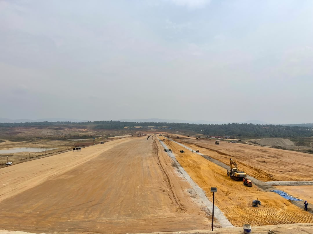 IGIHE's tweet photo. Minisitiri w’Intebe, Dr. Nsengiyumva Justin, yasuye umushinga wo kubaka urugomero rwa Muvumba Multipurpose Dam witezweho gutanga amazi, amashanyarazi mu Karere ka Nyagatare aho washowemo miliyari 102 Frw.

Uyu mushinga kuri ubu ugeze kuri 61,5%. Witezweho gutanga amazi meterokibe miliyoni 55, azakoreshwa mu bikorwa byo kuhira kuri hegitari 10.000,uzatanga amazi meza meterokibe ibihumbi 50 ku munsi azakoreshwa n’abaturage Uzatanga kandi n’umuriro w’amashanyarazi ungana na megawatt imwe.