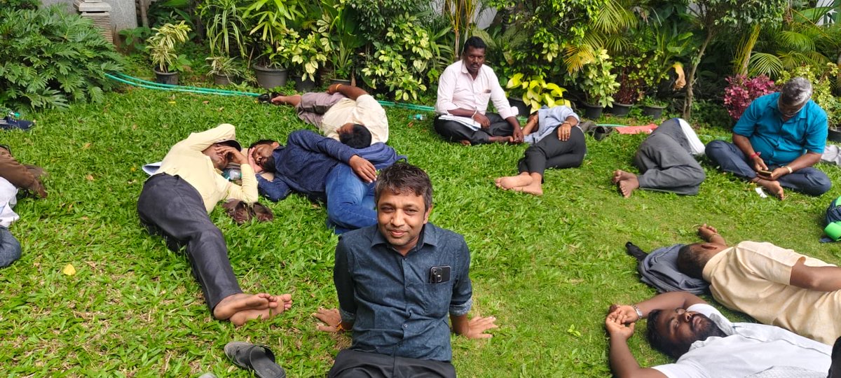 VenugopalMaurya's tweet photo. ಇಂದು ಬೆಳಿಗ್ಗೆ 9 ಗಂಟೆಗೆ ಪಿಟಿಸಿ ಎಲ್ ಕಾಯ್ದೆ ಭೂಮಿ ವಂಚಿತರ ಹೋರಾಟ ಸಮಿತಿ ಯಿಂದ ಮಾನ್ಯ ಉಪ ಮುಖ್ಯ ಮಂತ್ರಿಗಳು ಹಾಗೂ ಕಂದಾಯ ಇಲಾಖೆಯ ಸಚಿವರಾದ ಡಾ. ಜಿ. ಪರಮೇಶ್ವರ ಸರ್ ರವರನ್ನು ಬೇಟಿ ಮಾಡಲು ಸದಾಶಿವ ನಗರದಲ್ಲಿರುವ ಸರ್ಕಾರಿ ಬಂಗಲೆ ಯಲ್ಲಿ ಕಾದು ಕುಳಿತು ,ನಾವೆ ಬೆಳಿಗ್ಗೆ ತಿಂಡಿ ತಂದು ,ತಿಂದು ಮಾನ್ಯ ಸಚಿವರ ದರ್ಶನಕ್ಕಾಗಿ ಇಲ್ಲೇ ಕುಳಿತು ಸಾಕಾಗಿ ಸರ್ಕಾರಿ ಬಂಗಲೆ ಮುಂದೆ ಇರುವ ಹುಲ್ಲಿನಲ್ಲಿ ಭೂಮಿ ಬಾದಿತರು ಮಲಗಿರುವುದು..

ಈಗ ಸಮಯ ಮದ್ಯಾನ 2.50 ಗಂಟೆ ಆಗಿದೆ, ಕೆಲವರು ತೂಗಾಡಿಸಿ ಕೂತಿದ್ದಾರೆ, ಇನ್ನೂ ಕೆಲವರು ಪಾರ್ಕ್ನಲ್ಲಿ ಮಲಗಿದ್ದಾರೆ.
—-
@SWDGoK @DKShivakumar @siddaramaiah @INCIndia @INCKarnataka @BJP4Karnataka @PriyankKharge @CMofKarnataka @Captain_Mani72 @CMahadevappa @DrParameshwara @MBPatil @osd_cmkarnataka