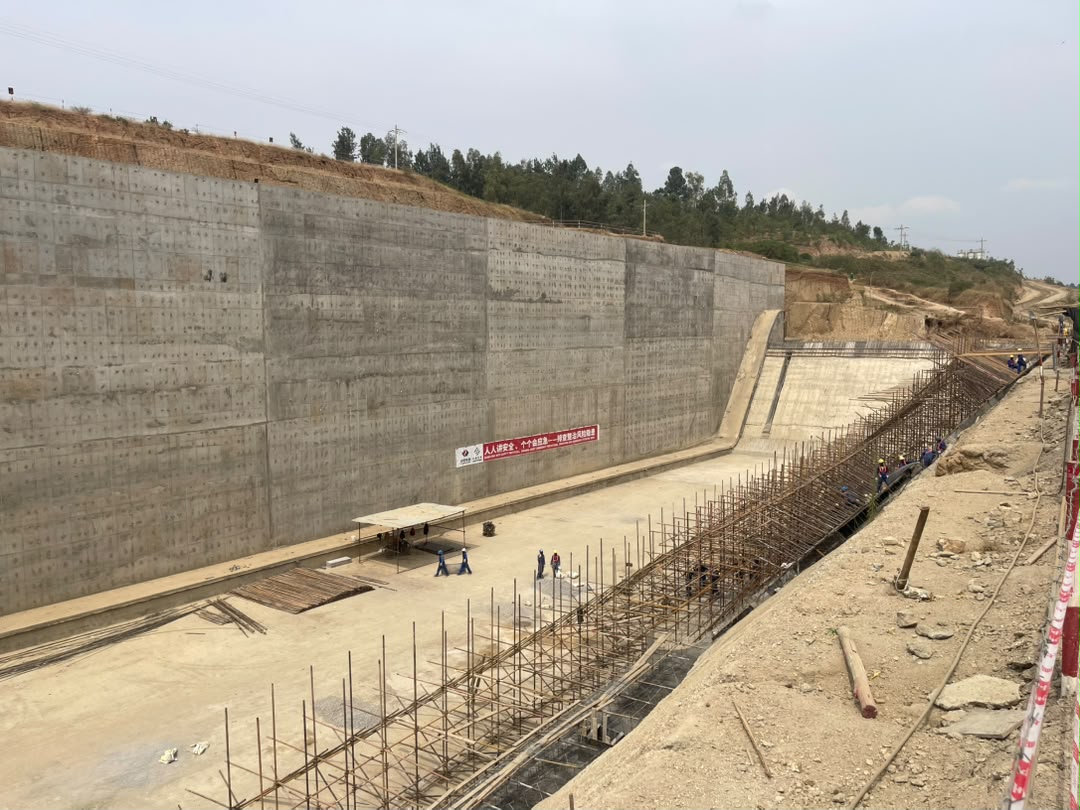IGIHE's tweet photo. Minisitiri w’Intebe, Dr. Nsengiyumva Justin, yasuye umushinga wo kubaka urugomero rwa Muvumba Multipurpose Dam witezweho gutanga amazi, amashanyarazi mu Karere ka Nyagatare aho washowemo miliyari 102 Frw.

Uyu mushinga kuri ubu ugeze kuri 61,5%. Witezweho gutanga amazi meterokibe miliyoni 55, azakoreshwa mu bikorwa byo kuhira kuri hegitari 10.000,uzatanga amazi meza meterokibe ibihumbi 50 ku munsi azakoreshwa n’abaturage Uzatanga kandi n’umuriro w’amashanyarazi ungana na megawatt imwe.