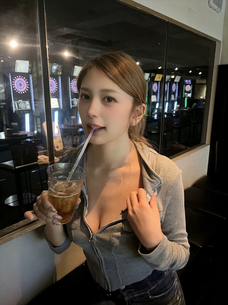 ririkadayon's tweet photo. ダーツバーにいる女ってなんかエロいよね https://t.co/5qjJVA02CJ