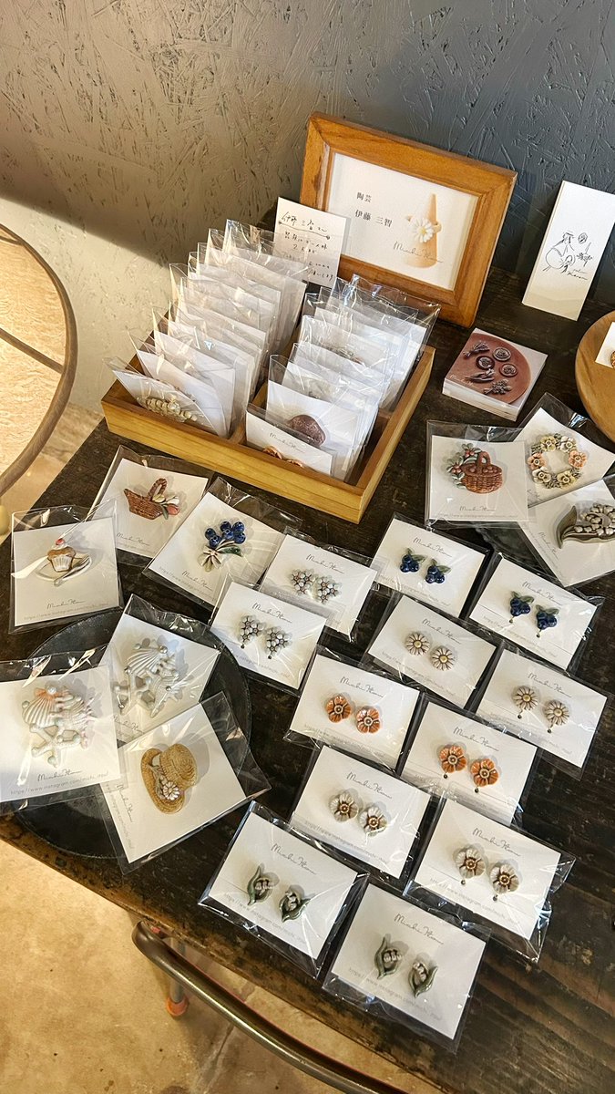 michi_itou's tweet photo. 三重県のTAKIさんに
ブローチと耳飾りを
納品させていただきました！

在庫がずっと寂しい状態に
なってしまっていて
すみませんでした。

美味しい桃パフェも始まっていますので
皆様ぜひ。

※作品をご購入いただく際は、
TAKIさんの商品を1点以上
お買い上げいただくようお願いします。 https://t.co/Ozw8y8drDL