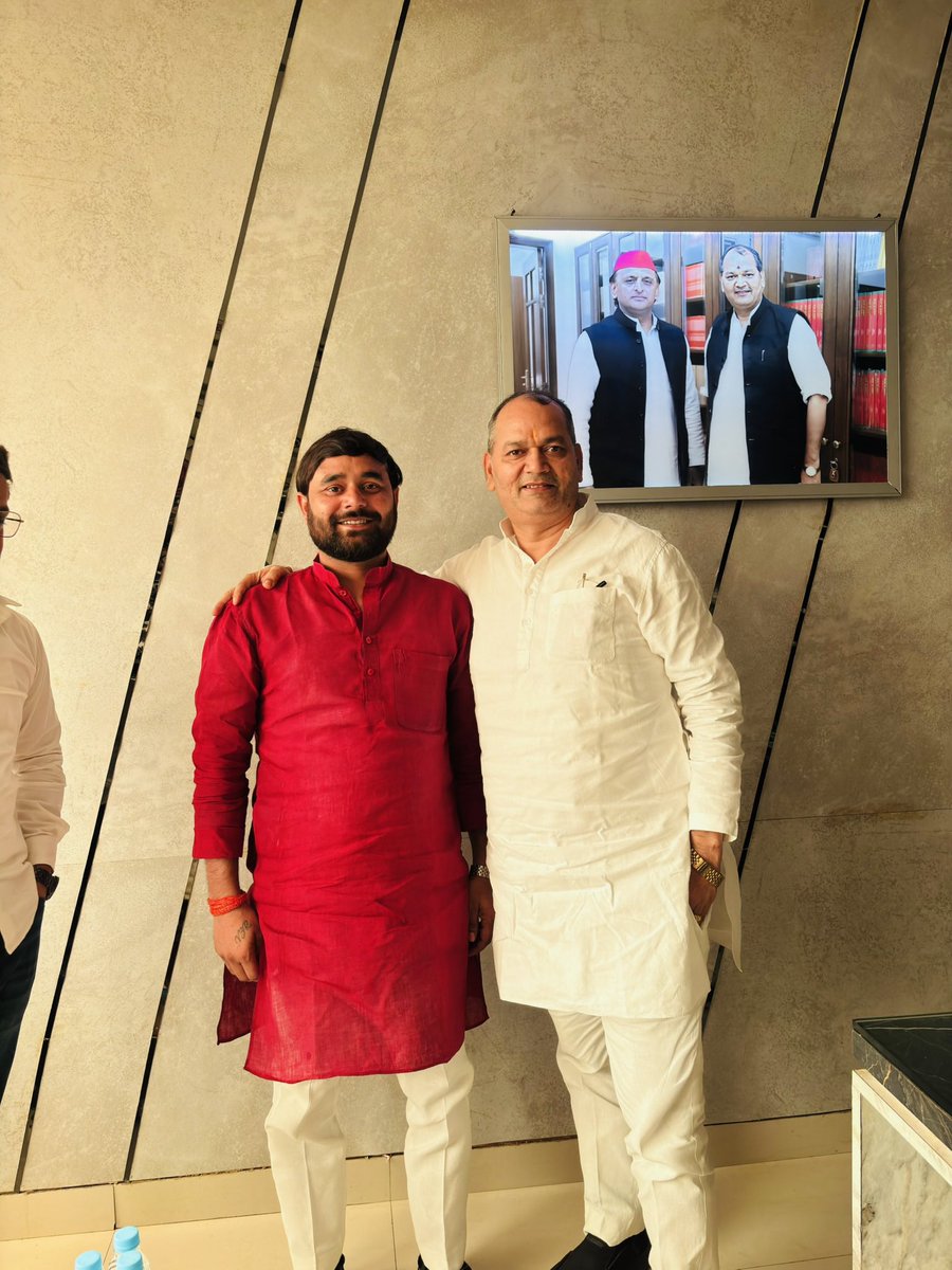 vishalrishu07's tweet photo. जनपद सुल्तानपुर के विधानसभा क्षेत्र लम्भुआ से पूर्व विधायक, समाजवादी पार्टी के वरिष्ठ नेता, सरल-सहज व कर्मठ व्यक्तित्व के धनी, ऊर्जावान नेता, कुशल वक्‍ता अग्रज श्री @Santoshpandemla भइया से उनके लखनऊ स्थित कार्यालय पर औपचारिक मुलाकात हुई. https://t.co/YqpQGCoJ02