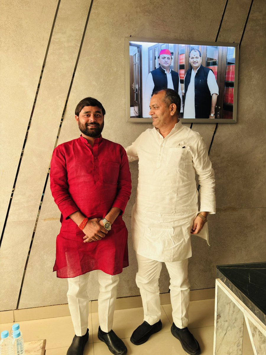 vishalrishu07's tweet photo. जनपद सुल्तानपुर के विधानसभा क्षेत्र लम्भुआ से पूर्व विधायक, समाजवादी पार्टी के वरिष्ठ नेता, सरल-सहज व कर्मठ व्यक्तित्व के धनी, ऊर्जावान नेता, कुशल वक्‍ता अग्रज श्री @Santoshpandemla भइया से उनके लखनऊ स्थित कार्यालय पर औपचारिक मुलाकात हुई. https://t.co/YqpQGCoJ02