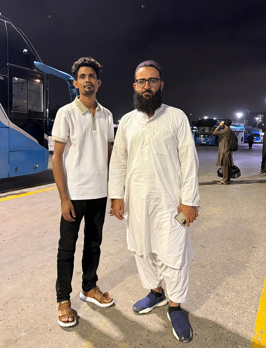 10waliullah's tweet photo. اسامہ کا کیس دنیا بھر میں وائرل ہوا
سب نے دیکھا کہ بائیس سال بعد اسامہ کا خاندان ملا اور پھر کیسی صورتحال کا سامنا کرنا پڑا۔
اسامہ کا انٹرویو جب ہمارے چینل پر نشر ہوا تو ان کے گاؤں والوں نے اسامہ کے تمام عزیز و اقارب کو لنک بھیج کر اطلاع دی کہ ایسے ایسے مسئلہ ہے۔
سوائے اسامہ کی ایک خالہ کے کسی نے بھی اسامہ کو قبول نہیں کیا۔
یہ قبول کیا کہ ہاں ہمارا بیٹا/بھائی ہے لیکن اتنے سالوں بعد اچانک ملنا سمجھ میں نہیں آرہا وغیرہ۔ 
اسامہ کی خالہ زاد بہن ڈاکٹر صاحبہ تک خبر پہنچی تو انہوں نے ہم سے رابطہ کیا اور بہت اچھے طریقے سے بات کی،انکی باتوں سے صلہ رحمی اور انسانیت  چھلک رہی تھی اور انہوں نے کہا کہ کوئی ملے نا ملے ہمارا خون ہے ہم اسامہ کو ایسے چھوڑ نہیں سکتے۔ انہوں نے تمام خاندان والوں کو  سمجھانے کی کوشش بھی کی ہے۔
اسامہ کی نانی نے جب اسکے بچپن کی تصویر دیکھی ہے تو وہ بھی بہت روئی ہے اور جلد اپنے نواسے سے ملنے کا کہتی رہی ہے۔
اسامہ کو لیکر کل رات ہم کراچی سے روانہ ہوچکے ہیں ان شاءاللہ لاہور میں انکی خالہ نانی اور دیگر عزیز و اقارب سے ملاقات ہوگی۔
اللہ انکی اس خالہ اور خالہ زاد بہن کو خوب عزتیں عطا کرے جب سے انہوں نے اسامہ کو کال پر کہا کہ “اسامہ تم اکیلے نہیں ہو ہم تمہارے ساتھ ہیں،تم بالکل بھی پریشان مت ہونا” تب سے اسامہ کی سانسیں بحال ہوئی ہیں اور چہرے پر خوشی اور آنکھوں میں چمک آئی ہے۔
ایک بچہ جس نے بائیس سال تک کبھی خوشی نہیں دیکھی،تنہائی اور لاوارثی کی زندگی گزاری،جب ہم نے گزشتہ روز اسے کہا تھا کہ کل شاپنگ کے لئے جائیں گے کہیں مت جانا اپنے کواٹر میں رہنا۔تو اگلے روز تک خوشی کے مارے سویا نہیں اور دوستوں کو بتات رہا ہے کل ولی بھائی مجھے شاپنگ پر لےجائیں گے۔ اپنے ہم غم دوستوں میں مٹھائی لاکر بانٹی کہ میں خالہ سے ملنے جارہا ہوں۔
اسامہ کے کیس نے بڑے بڑے پتھر دل انسانوں کے دل کو موم  کئے ہیں، بائک پارکنگ میں بائک کھڑی کی تو پارکنگ والے بھائی نے بھی اسامہ کو دیکھ کر پہچان لیا کہ یہ وہی لڑکا ہے جسے اپنوں نے منع کیا؟ اور پارکنگ کے پیسے لینے سے انکار کردیا۔جہاں کچھ خریدنے گئے یا کچھ کھانے پینے گئے اسامہ کو  دیکھ کر لوگوں نے پہچانا کہ یہ وہی لڑکا ہے نا۔
آپ سب سے دعاؤں کی اشد درخواست ہے اللہ تعالی اسامہ  سمیت ہم سب پر رحم فرمائے اور ہم سب کو اللہ ہدایت دے،آمین

#waliullahmaroof