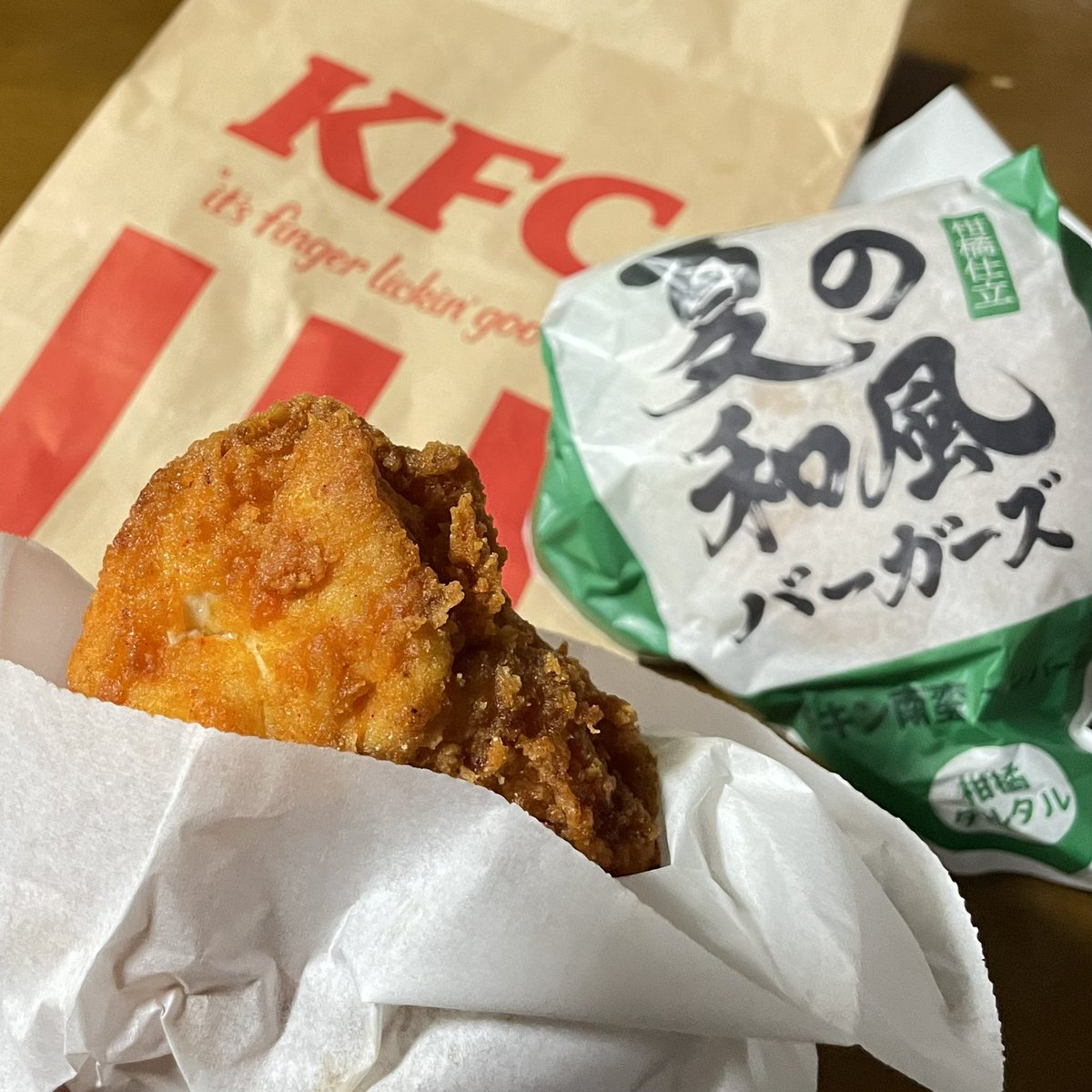 G6Lvo's tweet photo. ケンタ行ってきた
レッドホットチキン、辛いの得意じゃないけどおいしく食べられた🥰(ピリ辛くらい)
数量限定の和風バーガー「チキン南蛮フィレ」も https://t.co/7hAUQJ3nIF