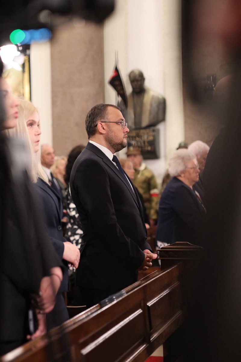 UKRinPL's tweet photo. Ambasador 🇺🇦 w Rzeczypospolitej Polskiej @VasylBodnar wraz z dyplomatami Ambasady 🇺🇦 udział w liturgii w Dniu Pamięci Ofiar Tragedii Wołyńskiej w Polowej Katedrze Wojska Polskiego.
Ukraina oddaje hołd pamięci wszystkich niewinnych ofiar. Każde ludzkie życie ma taką samą wartość. https://t.co/yMD3vN0mWs
