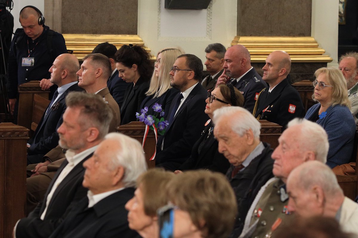 UKRinPL's tweet photo. Ambasador 🇺🇦 w Rzeczypospolitej Polskiej @VasylBodnar wraz z dyplomatami Ambasady 🇺🇦 udział w liturgii w Dniu Pamięci Ofiar Tragedii Wołyńskiej w Polowej Katedrze Wojska Polskiego.
Ukraina oddaje hołd pamięci wszystkich niewinnych ofiar. Każde ludzkie życie ma taką samą wartość. https://t.co/yMD3vN0mWs