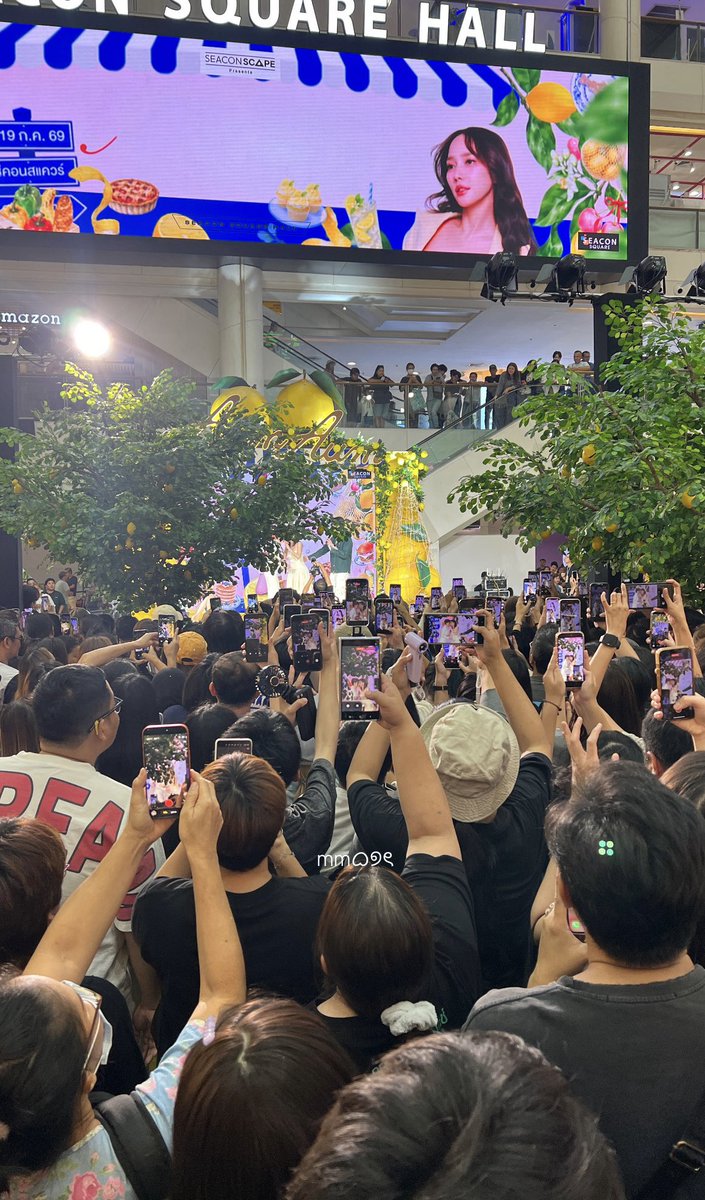 memee_nps's tweet photo. มุมนี้🥹 @EWaraha 

#AumAumMarketxENGFA #Engfawaraha #อิงฟ้ามหาชน https://t.co/N3W333uN67