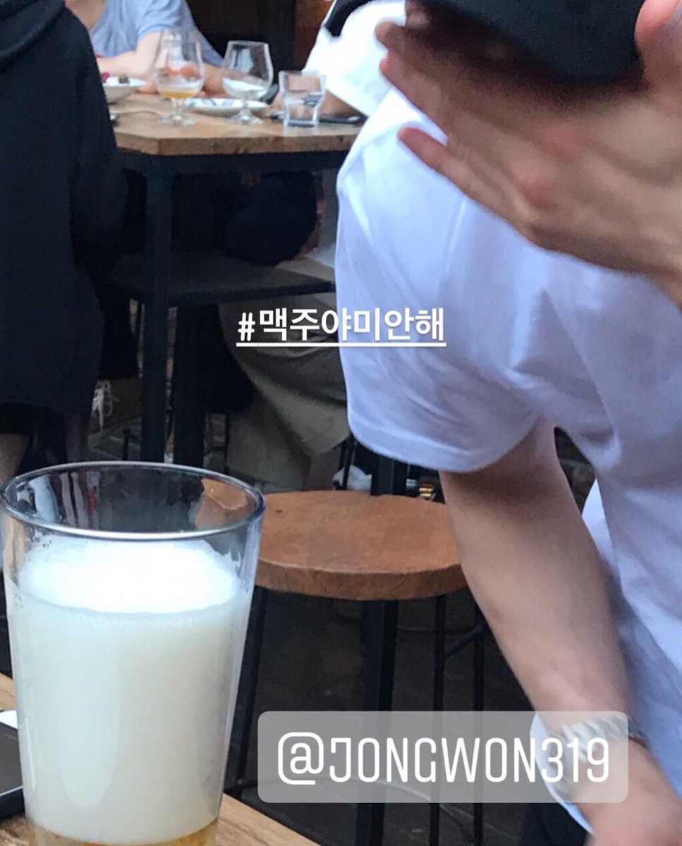ju_kkong's tweet photo. 맥주를 여전히 못 따르는 어떤 요리사 https://t.co/Nya7Rqi2Qo