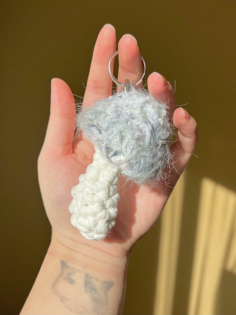 AntoniaBehrendt's tweet photo. [Just finished crocheting a little mushroom keychain! A fun weekend craft that’s perfect for beginners ]， https://t.co/kuqnyi2cIB