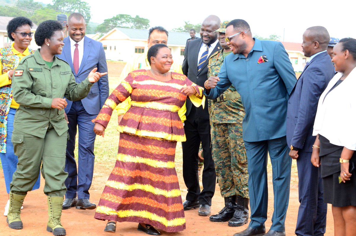 GideonSsekidde's tweet photo. @R_Nabbanja engaged Ugandans repatriated from South Africa πΊπ¬
She spoke about Ugandaβs beauty and the opportunities waiting here.
Her message: bring home the skills and experience, and help build our nation.
#GoldenPosts #OPMUganda #UgandaOpensDoors #InvestInUG https://t.co/Ok7XS2RQ1I