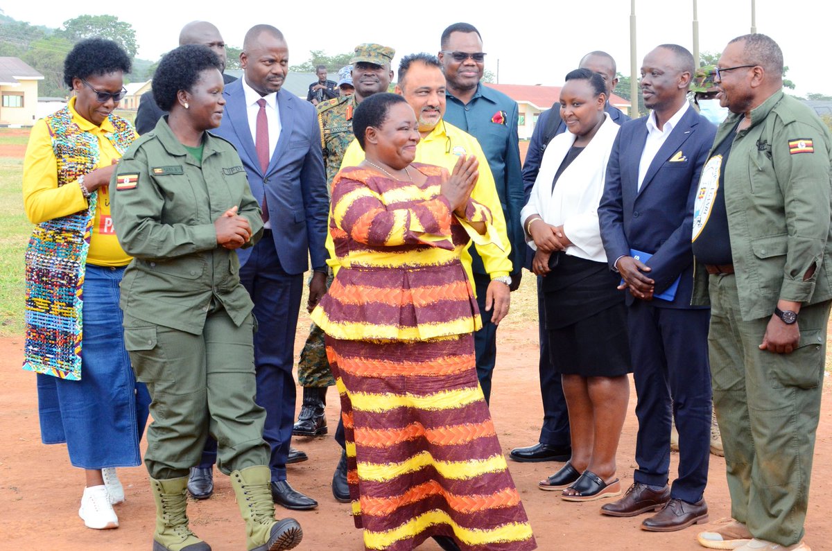 GideonSsekidde's tweet photo. @R_Nabbanja engaged Ugandans repatriated from South Africa πΊπ¬
She spoke about Ugandaβs beauty and the opportunities waiting here.
Her message: bring home the skills and experience, and help build our nation.
#GoldenPosts #OPMUganda #UgandaOpensDoors #InvestInUG https://t.co/Ok7XS2RQ1I