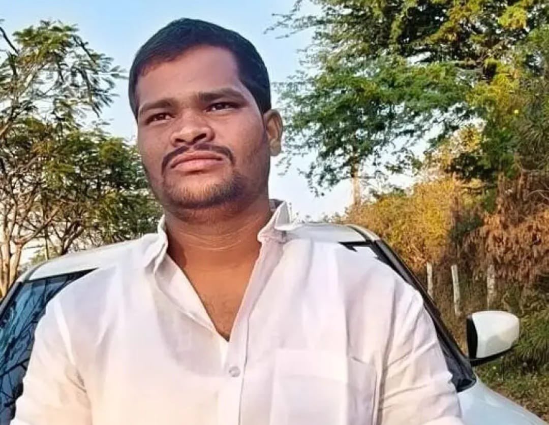MeghUpdates's tweet photo. 🚨 SHOCKER from Telangana 

A man accused in a POCSO case, who was out on BAIL, allegedly went on a KILLING spree in Ranga Reddy district, MURDERING 6 people.

The victims include the minor complainant, her mother, grandmother, the accused's wife, and his two young sons.

The accused is on the run, and police have formed 7 special teams to TRACE him.