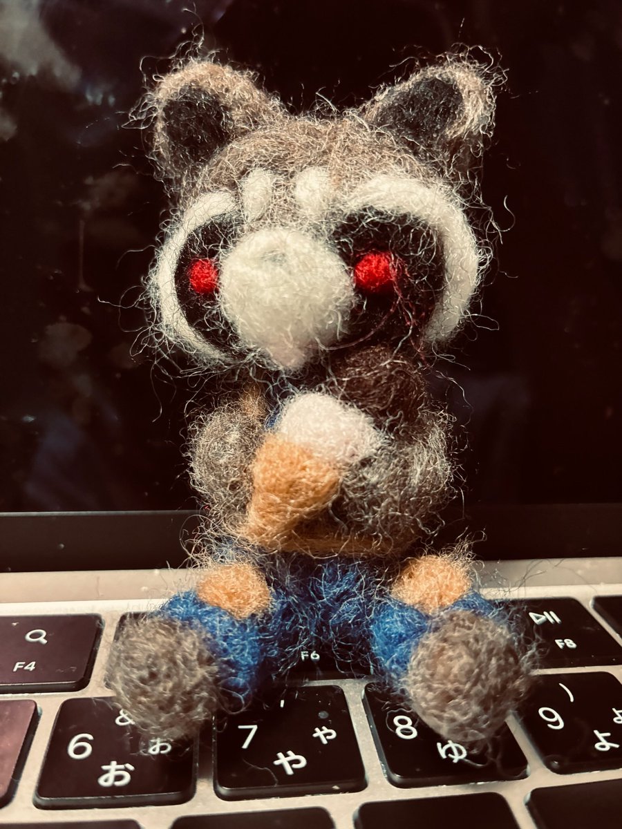 Luna10583's tweet photo. スモワのロケットさん
目を大きくしすぎたがために圧が強い…
作り直したい…
#ロケット・ラクーン　#羊毛フェルト https://t.co/12lgyT1pxB