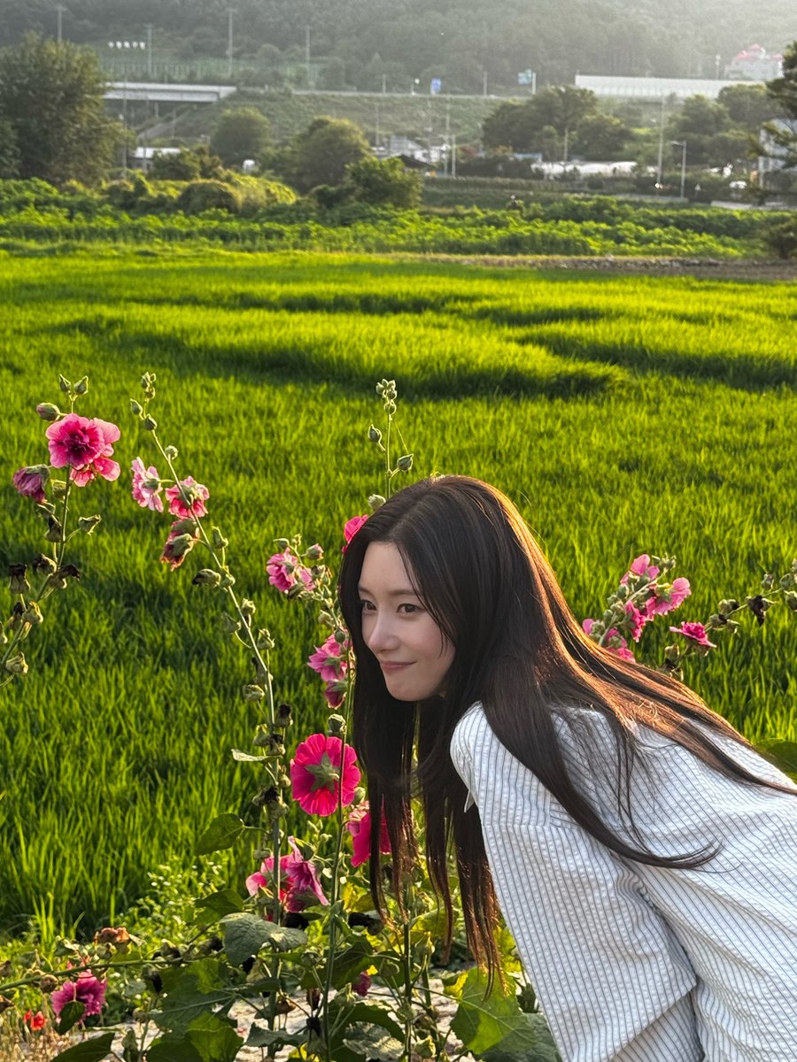 chaeyown's tweet photo. Went flower-sighting and always ended up being mesmerized. https://t.co/etFYSblb7M