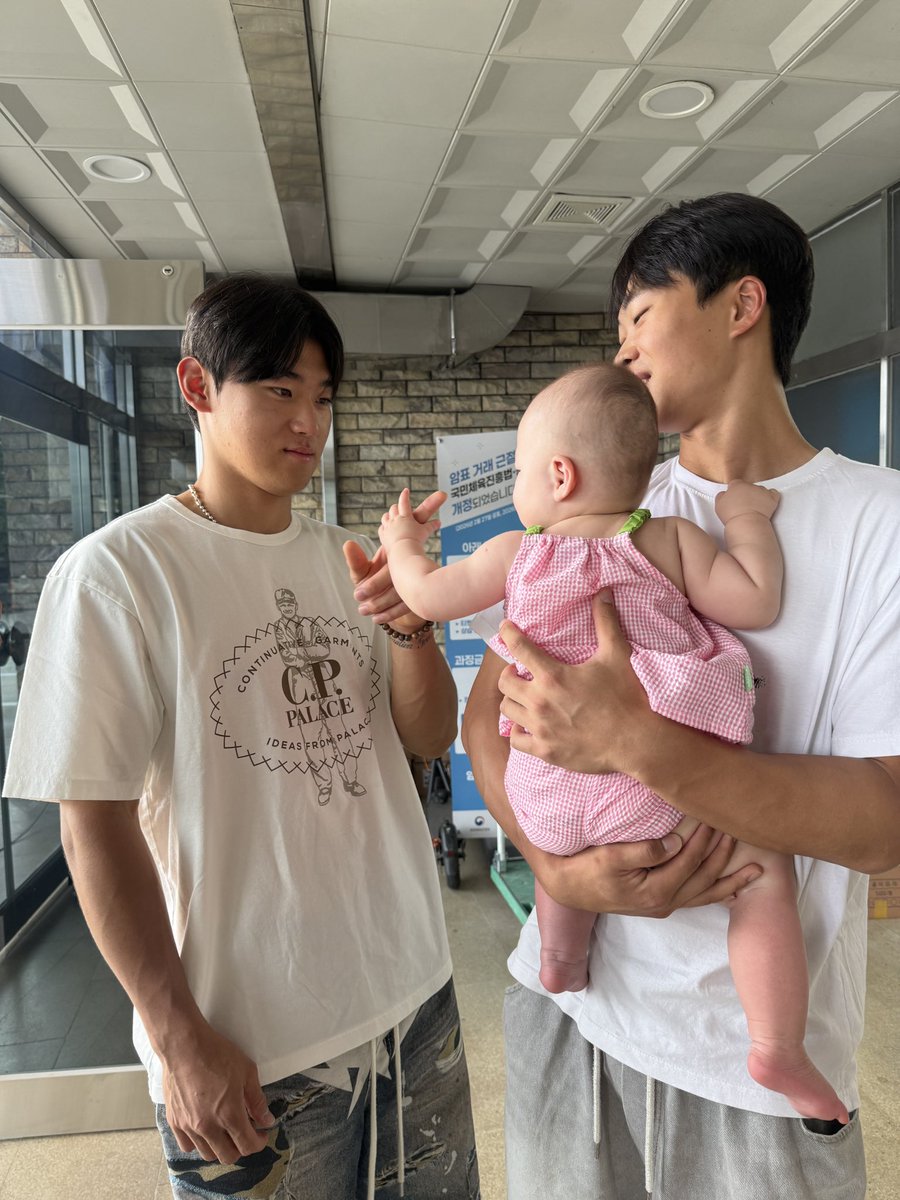 Kiatigers's tweet photo. 삼촌들이랑 놀아요🍼 https://t.co/umizl2Mg5M