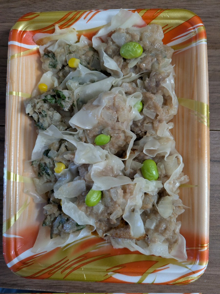 Jyanke_'s tweet photo. 今日の実家ご飯🍚
お赤飯🫘とエビピラフ🦐3種のおにぎり🍙、レバニラ、ブリ照り、ポテサラとシュウマイ🩷普通のと紫蘇シュウマイ作ってみた😆
後は玉子たくさんあるから玉子焼のみ🐣
こんなに作っても両親認知症だから冷蔵庫に入れると忘れて腐らせてます😂困った困った🤣 https://t.co/gvU5NOsfAO