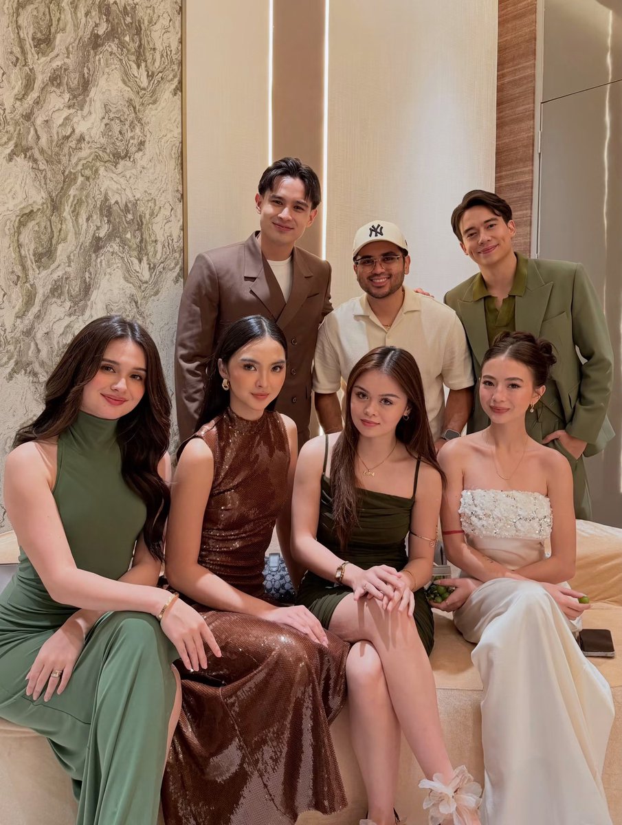 MegaKapamilya's tweet photo. SUPER CUTE NILA!! 🥹

Super cute sa iisang frame sina Fyang Smith, Kira Balinger, Kai Montinola, Ralph De Leon, Esang, James Philippe, at Jameson Blake matapos silang magsama-sama sa isang group photo.

#MEGAkapamilya
#FyangSmith #KiraBalinger #KaiMontinola #RalphDeLeon #Esang #JamesPhilippe #JamesonBlake