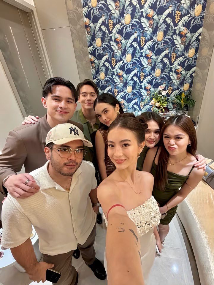 MegaKapamilya's tweet photo. SUPER CUTE NILA!! 🥹

Super cute sa iisang frame sina Fyang Smith, Kira Balinger, Kai Montinola, Ralph De Leon, Esang, James Philippe, at Jameson Blake matapos silang magsama-sama sa isang group photo.

#MEGAkapamilya
#FyangSmith #KiraBalinger #KaiMontinola #RalphDeLeon #Esang #JamesPhilippe #JamesonBlake
