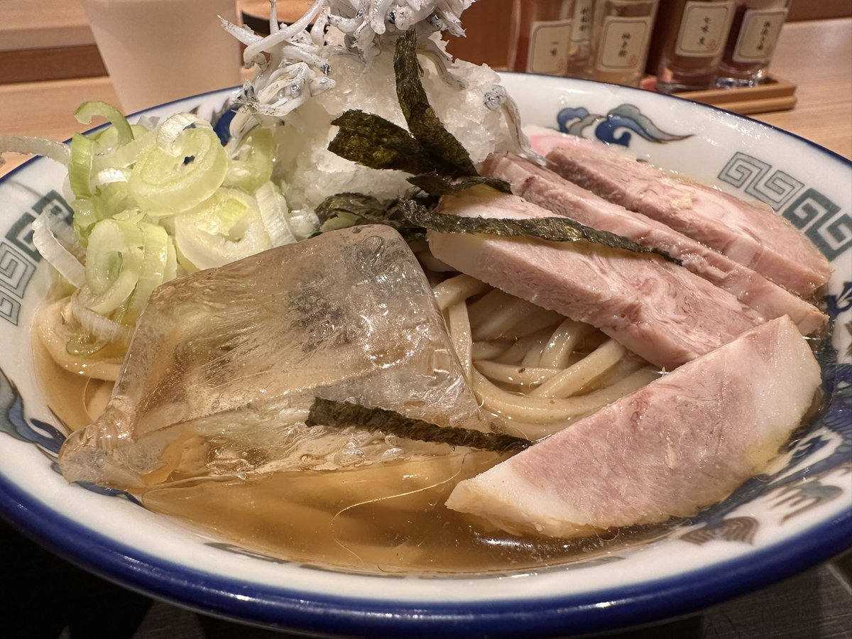 ambition5737's tweet photo. 【RAMENBLEM】舎鈴 シャポー本八幡店にチェックイン！
今日のひとこと：スープが好き
暑くなるとしょっぱいスープが毎年食べた苦なる
獲得EXP：+190
#RAMENBLEM #ラーメン #冷やしラーメン #麺活 #今日のラーメン https://t.co/8yHdBKW6DR