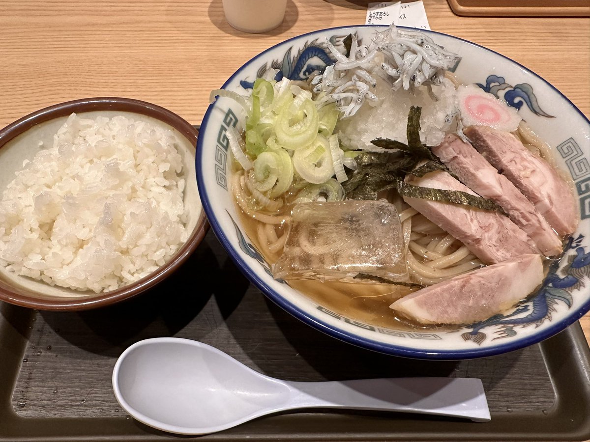 ambition5737's tweet photo. 【RAMENBLEM】舎鈴 シャポー本八幡店にチェックイン！
今日のひとこと：スープが好き
暑くなるとしょっぱいスープが毎年食べた苦なる
獲得EXP：+190
#RAMENBLEM #ラーメン #冷やしラーメン #麺活 #今日のラーメン https://t.co/8yHdBKW6DR