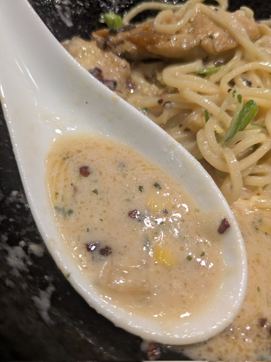 menriusandayo's tweet photo. 八咫烏 @水道橋
OYSTER TREATMENT
冷製 牡蠣とカカオのラーメン
牡蠣のコンフィが完成されてるのは分かってたけども！カカオのこの独特な香りとコク、凄いな……これを必殺のクリーム系冷製スープで纏め上げ、レモンハーブや野菜の爽やかさもプラスして、唯一無二の一杯に昇華、相変わらず凄い🥹✨ https://t.co/ROLqaOKKvz