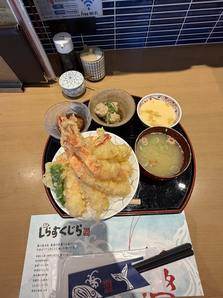 194mone's tweet photo. しらすくじら極みで海老天丼を食べました♪最高でした。
その後にセブンでミックススムージー飲んで幸せ😁 https://t.co/UayIXTYYwY